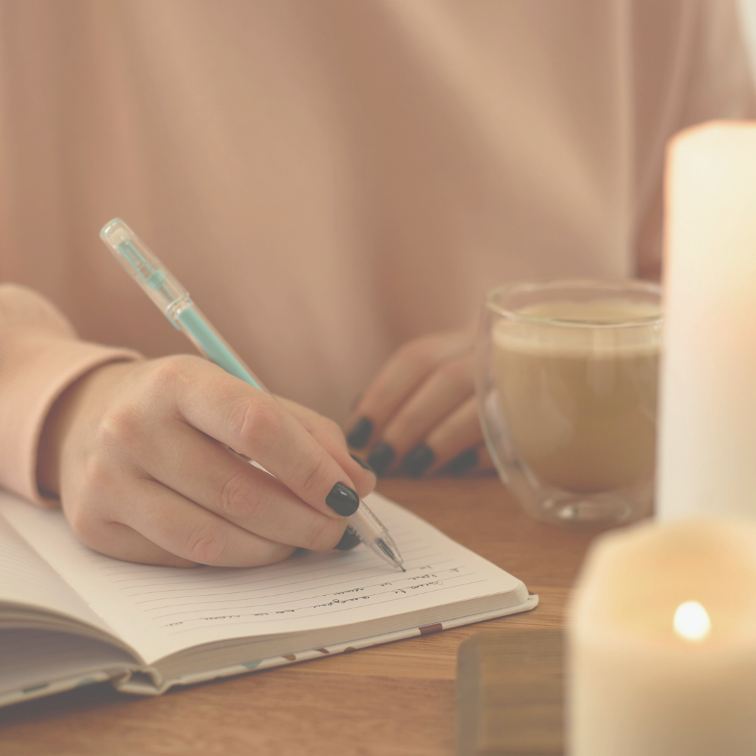 Une femme écrivant dans un carnet, symbolisant l'introspection